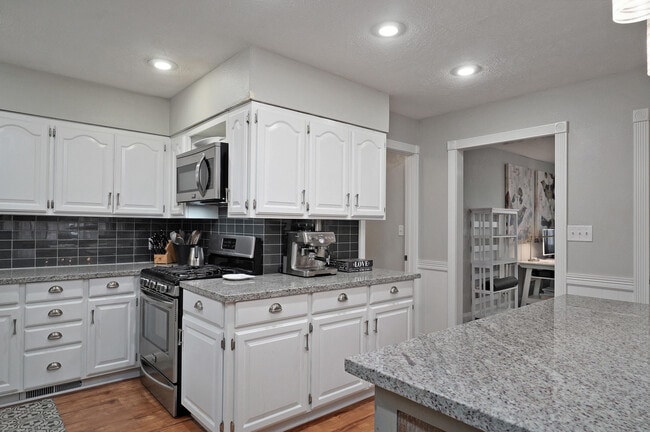 Building Photo - 2422 S Kickapoo Ave