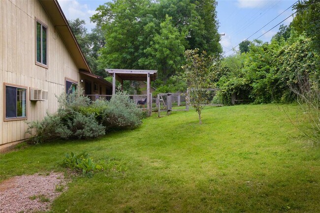 Building Photo - 402 Bulian Ln