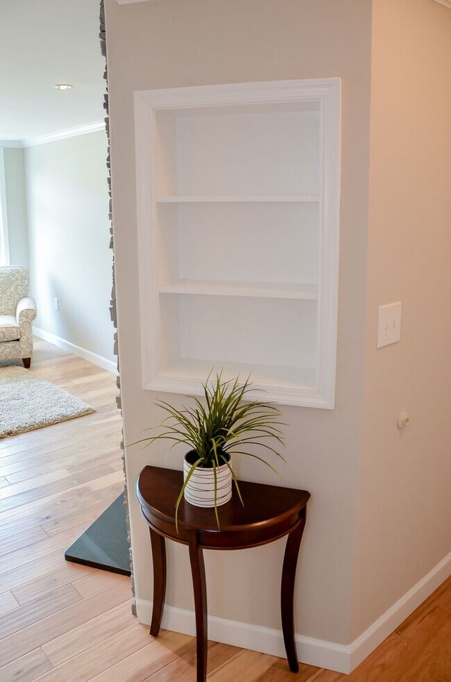 Building Photo - Sunny Luxury 2 Bedrooms 2 Baths Condo with...