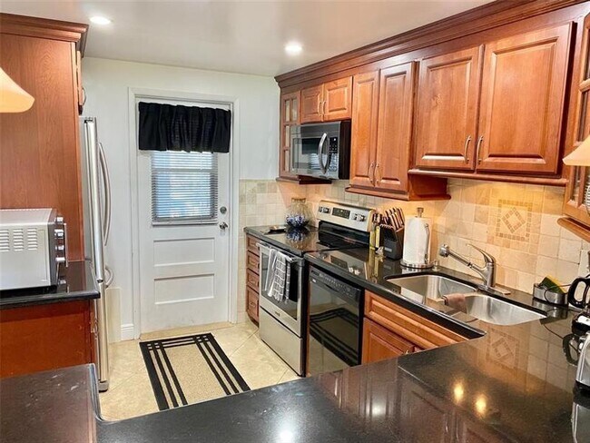 Building Photo - 2681 S Course Dr