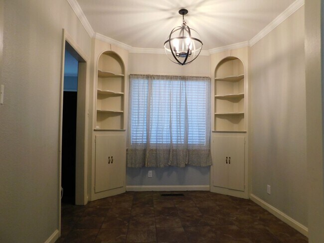 Building Photo - 2 Bed 1.5 Bath Duplex near downtown
