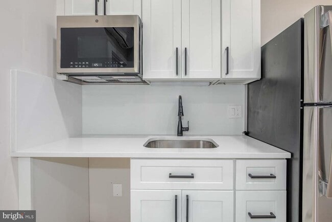 Building Photo - 722 Kenyon St NW