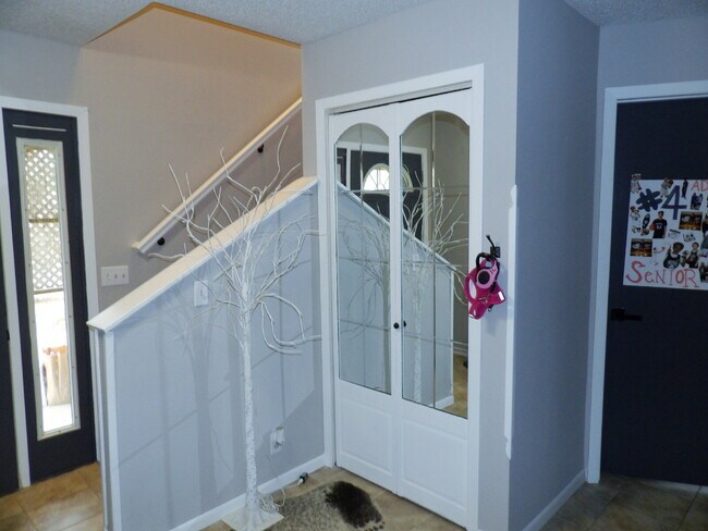 Building Photo - Spacious 3BR + Bonus Room in Inver Grove Heights – Attached Garage & Pet Friendly!