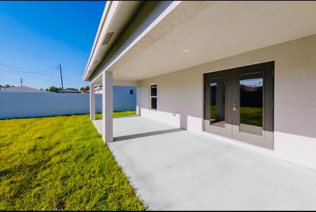 Building Photo - 2372 SW Import Dr