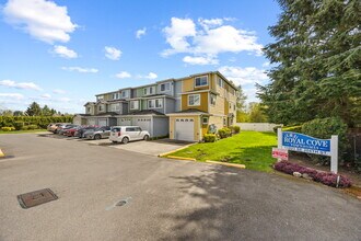 Building Photo - **APPLICATION ALREADY RECEIVED. NO SHOWINGS AT THIS TIME** 4 bedrooms, 2.5 bathrooms with attache...