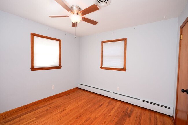 Building Photo - 645 N Mt Joy St