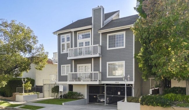 Building Photo - Carmelina Lofts