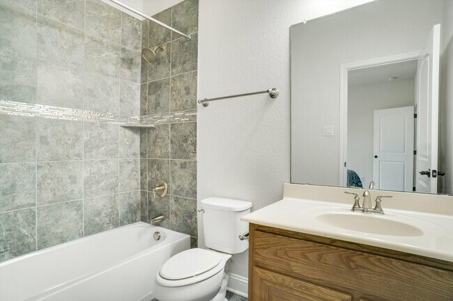 Building Photo - 2404 Palmetto Way