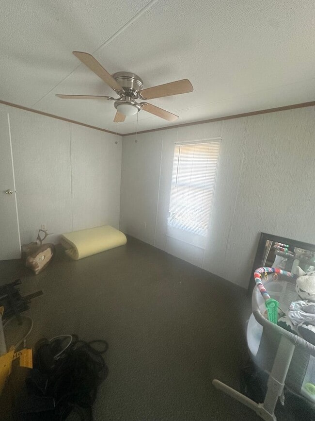 Building Photo - 3 bedroom 2 bath with plenty of space inside and out and gorgeous views!