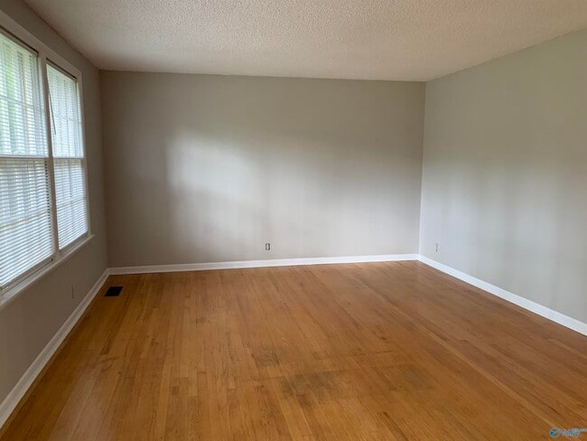 Building Photo - 2602 Vinyard St NE