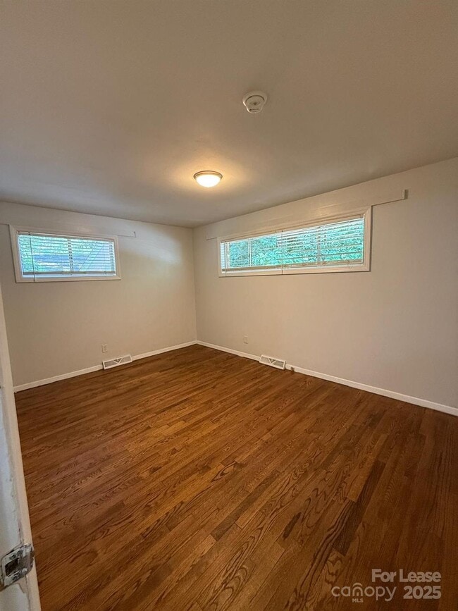 Building Photo - 617 Camrose Dr