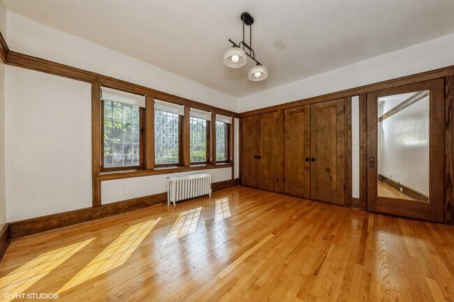Building Photo - 5656 S Dorchester Ave
