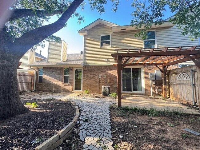 Building Photo - 905 Rambling Oaks Dr