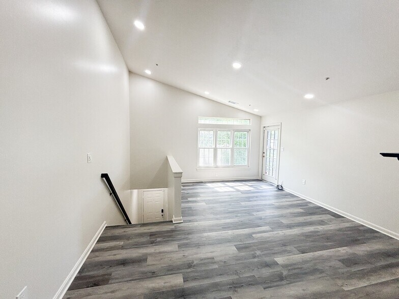 Building Photo - 8724 Devon Hills Dr