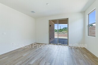 Building Photo - 9329 N Peridot Vis Ave