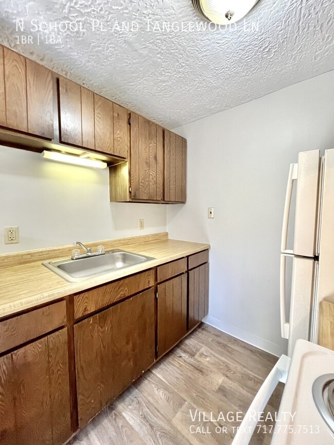 Building Photo - MOVE-IN READY! Top Floor! Roomy 1-Bed with...