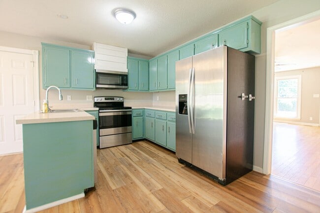 Building Photo - Updated Three Bedroom!