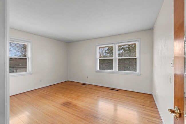 Building Photo - House Close To Campus!