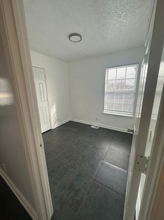 Building Photo - 4220 Sunset Ave