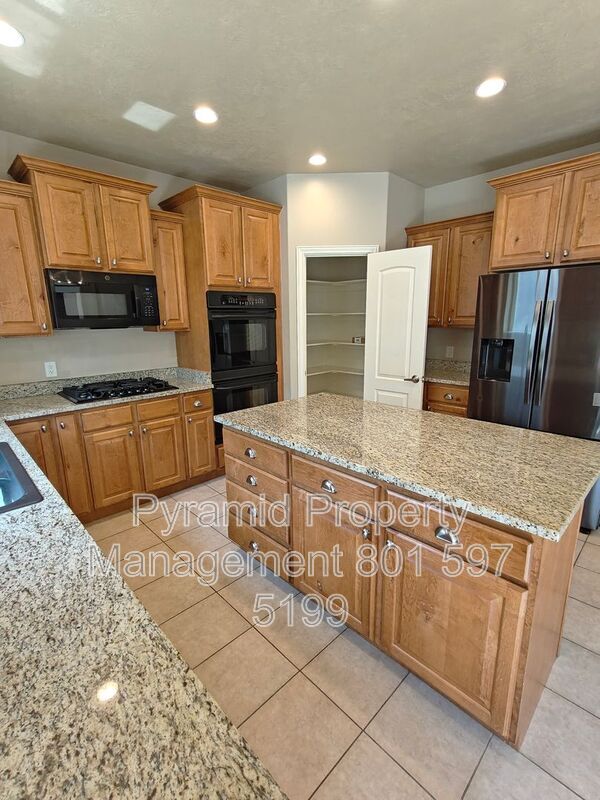 Building Photo - 2896 E Lookout Dr
