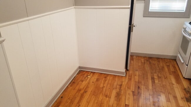 Building Photo - 2 bedroom 1 bath house