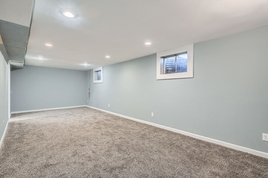 Building Photo - 921 Dakin St