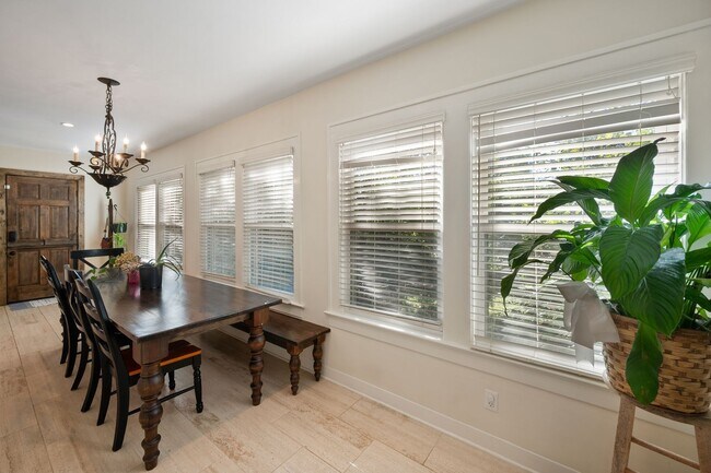 Building Photo - 4 Bed 2.5 Bath Home with a large backyard ...