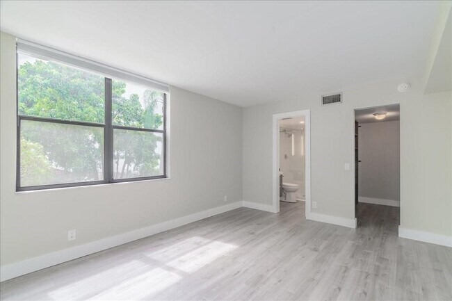 Building Photo - 113 Lake Emerald Dr