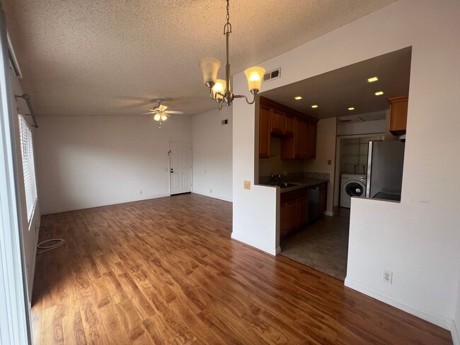 Building Photo - 2 Bedroom Condo in UTC!