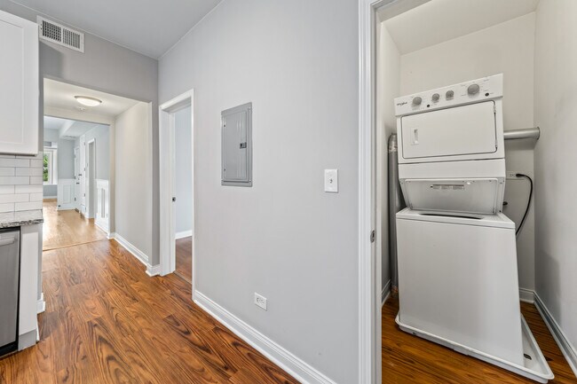 Building Photo - 5039 W Cullom Ave