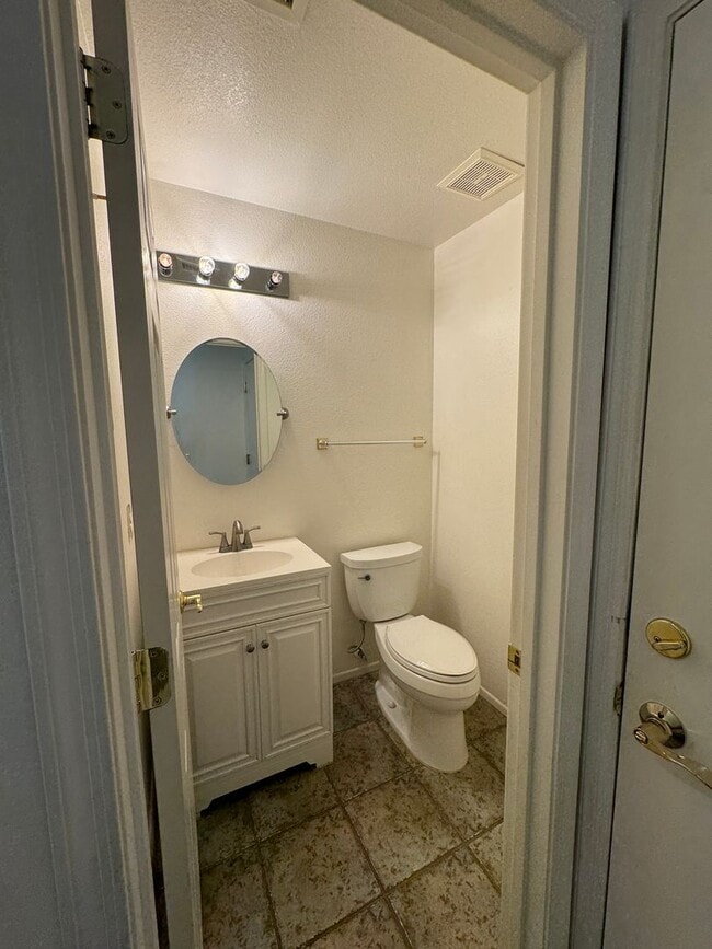 Building Photo - 4 Bedroom Corner Lot Great Location