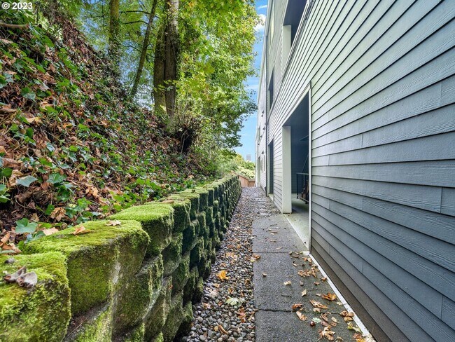 Building Photo - Lair Hill Heights Condominiums