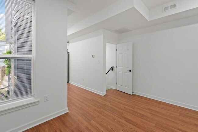 Building Photo - 324 E 23rd St