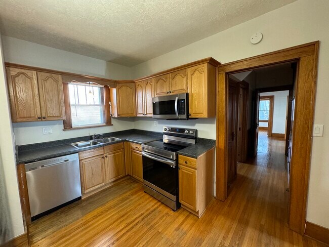 Building Photo - 1002 B St