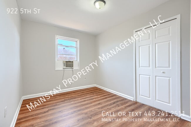 Building Photo - 922 5th St