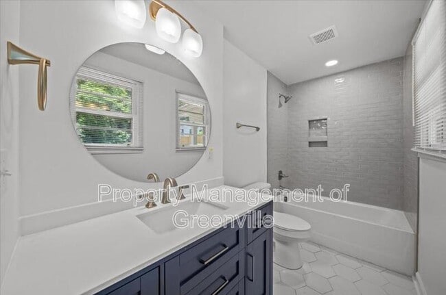 Building Photo - 304 Robin Hood Rd