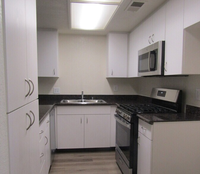 Building Photo - 800 E Rte 66