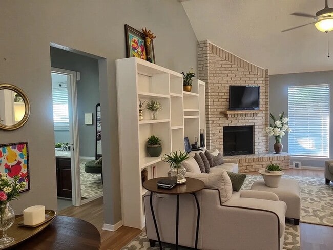 Building Photo - 15658 Pebble Lake Dr