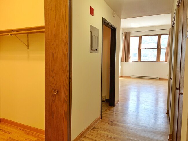 Building Photo - STUDIO Apartment, Hardwood Floors, Tall Ceiling, Downtown Waukesha!