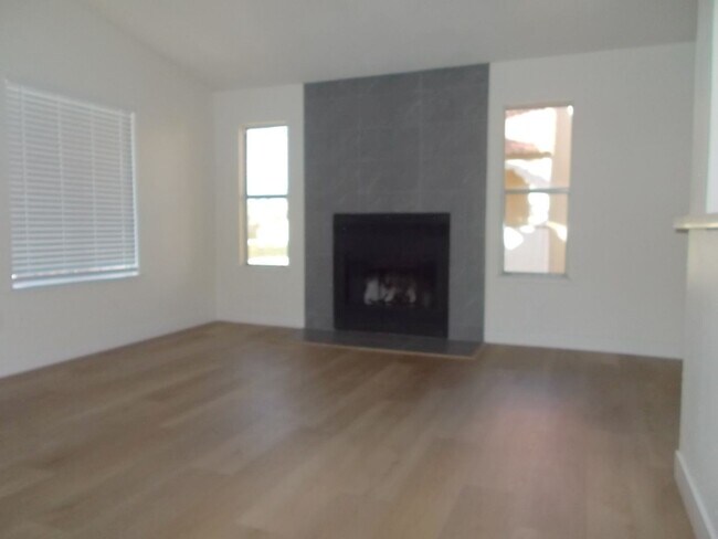 Building Photo - Elegant upstairs condo with modern upgrades and private balcony.