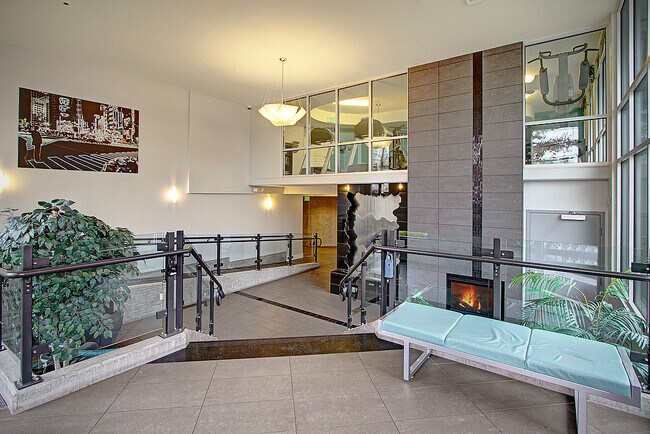 Building Photo - Beautiful 1 Bed + Den/1.5 Bath Condo @ Mar...