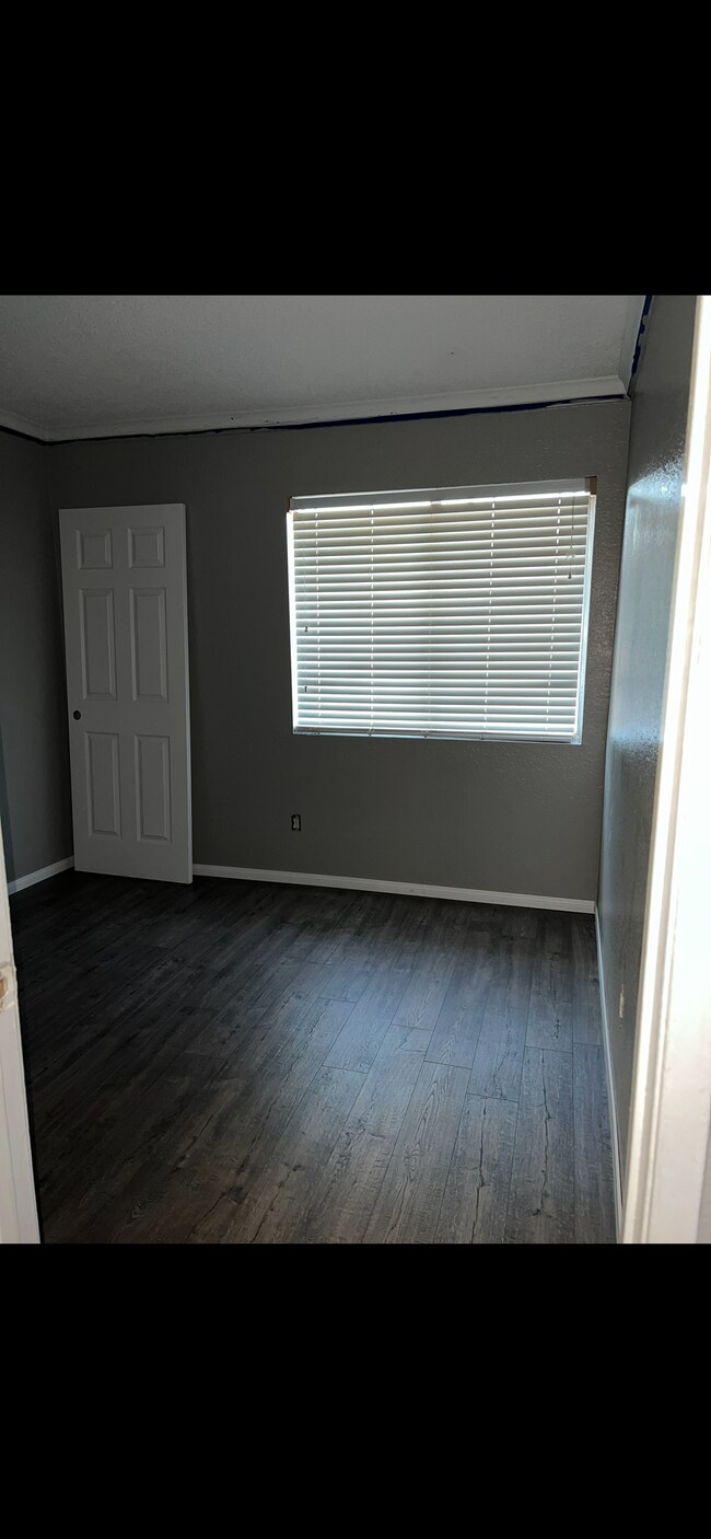 Building Photo - 1460 Kendall Dr