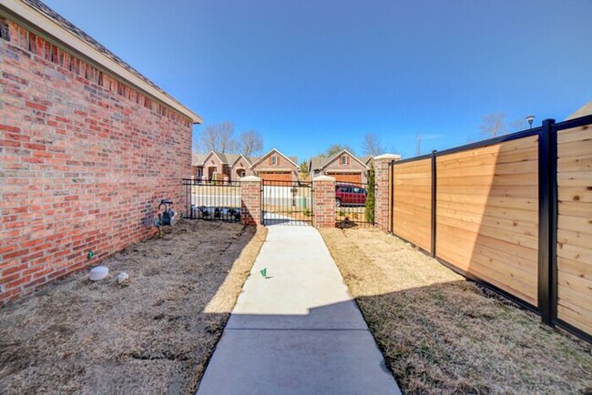Building Photo - 3/2/2 Patio Home! Lawncare included