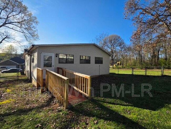 Building Photo - 16 Hum Rd