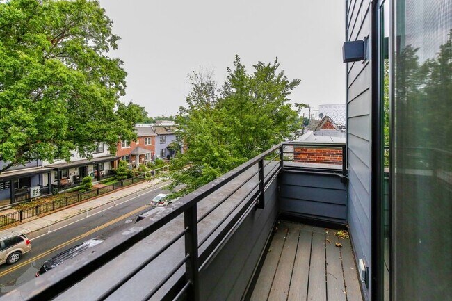 Building Photo - Modern 4 Bedroom Penthouse in Nest to Unio...