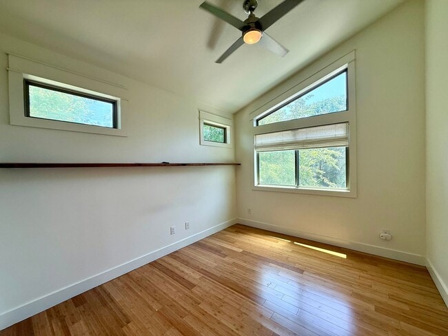 Building Photo - Gorgeous & modern free-standing home in ‘02!