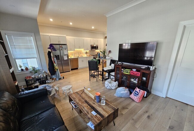 Building Photo - 9 Everett St