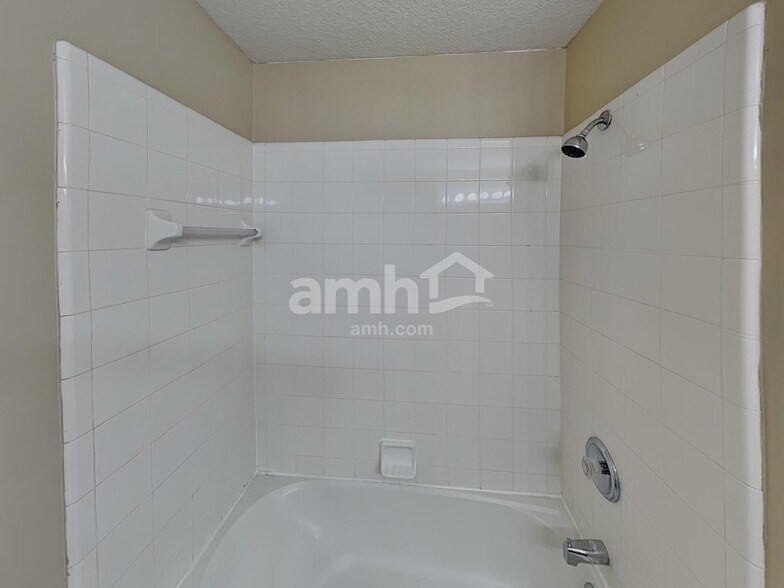 Building Photo - 1002 Chapeltown Cir N