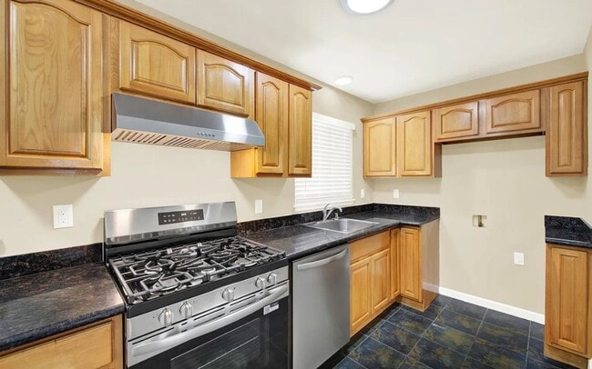 Building Photo - Single Family Home Available Now!!