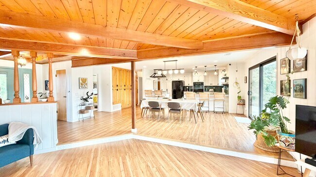 Building Photo - Beautifully Furnished & Appointed, Shorter Term Rental in the Peaceful Gird Valley area of Fallbr...